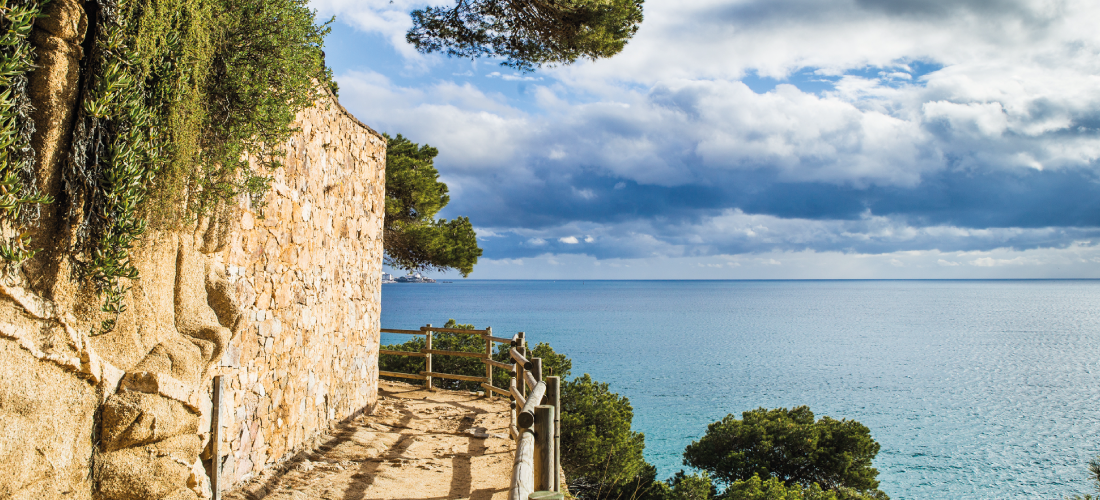 Vista de un camino que lleva a una cala de la Costa Brava